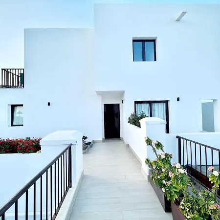 Family, Breakfast Included, Freewifi, Jacuzzi And Pool In Yaiza