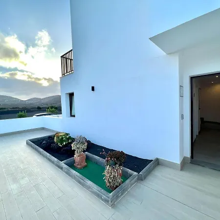 Family, Breakfast Included, Freewifi, Jacuzzi And Pool In Yaiza