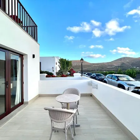 Apartment Family, Breakfast Included, Freewifi, Jacuzzi And Pool In Yaiza *