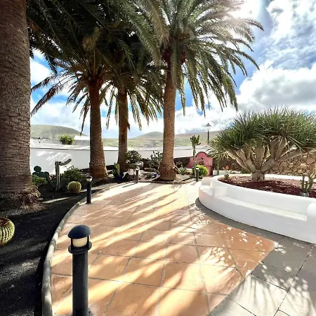 Family, Breakfast Included, Freewifi, Jacuzzi And Pool In Yaiza *