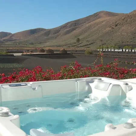 Family, Breakfast Included, Freewifi, Jacuzzi And Pool In Yaiza *