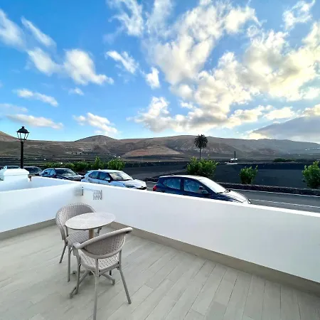Апартаменты Family, Breakfast Included, Freewifi, Jacuzzi And Pool In Yaiza Яйса