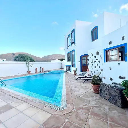 Family, Breakfast Included, Freewifi, Jacuzzi And Pool In Yaiza Яйса