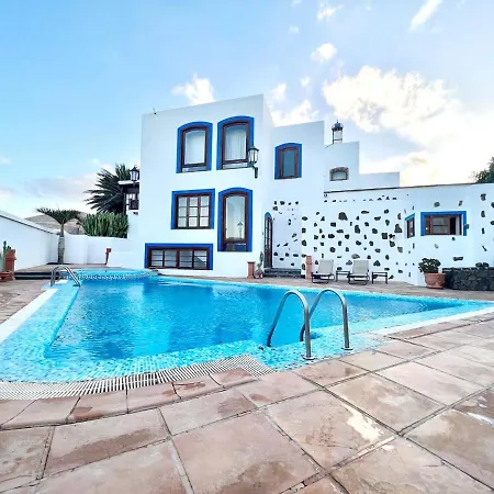 Family, Breakfast Included, Freewifi, Jacuzzi And Pool In Yaiza *