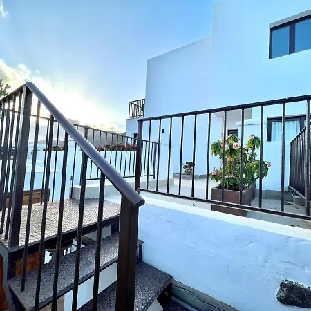 Апартаменты Family, Breakfast Included, Freewifi, Jacuzzi And Pool In Yaiza Яйса