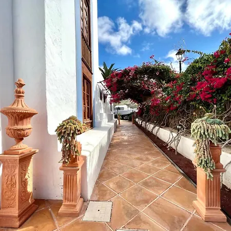 Family, Breakfast Included, Freewifi, Jacuzzi And Pool In Yaiza Апартаменты