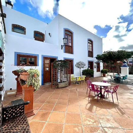 Апартаменты Family, Breakfast Included, Freewifi, Jacuzzi And Pool In Yaiza Яйса